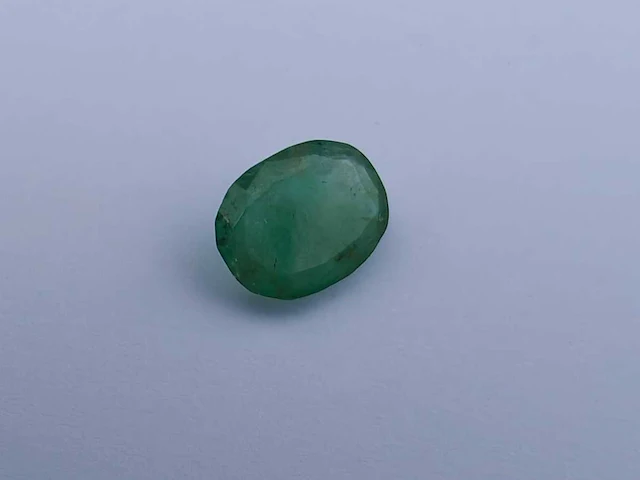 Smaragd ovaalvormig-natuurlijk groen gedolven -2.05cts - afbeelding 1 van  4