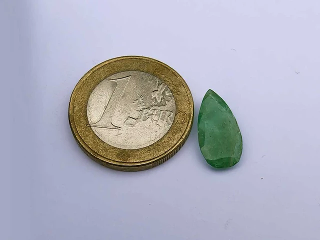 Smaragd peervormig-natuurlijk groen gedolven -2.35cts - afbeelding 3 van  5