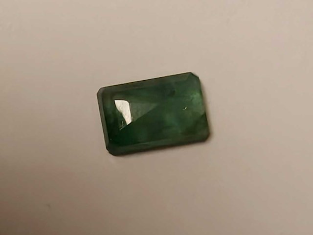 Smaragd rechthoekig gevormd-natuurlijk groen gedolven -2.1cts - afbeelding 4 van  5