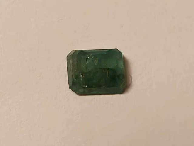 Smaragd rechthoekig vormig-natuurlijk groen gedolven -1.05cts - afbeelding 3 van  5
