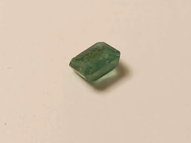 Smaragd rechthoekig vormig-natuurlijk groen gedolven -1.05cts - afbeelding 5 van  5