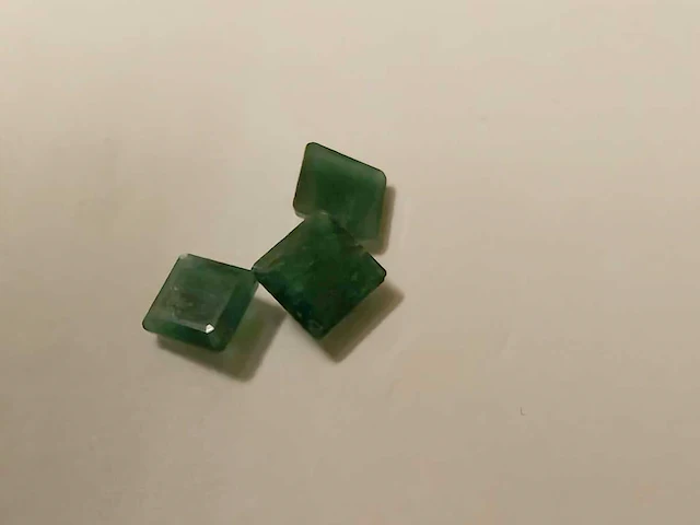 Smaragd vierkant gevormd-3 vierkant gevormd natuurlijk groen gedolven -8.30cts - afbeelding 4 van  7