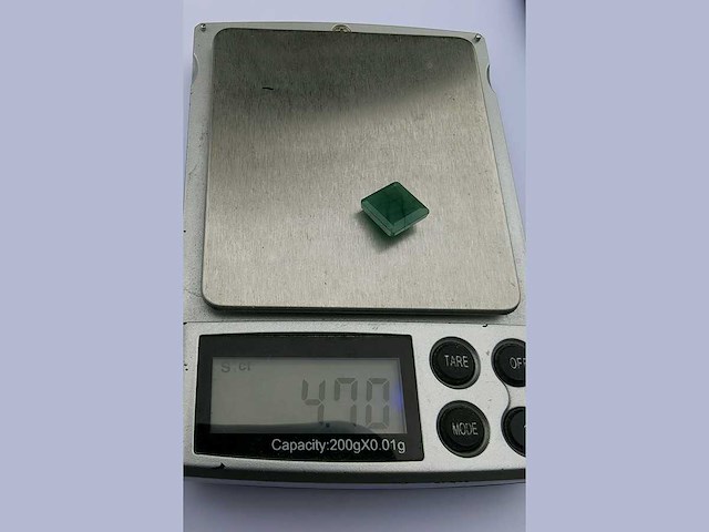 Smaragdgroene vierkantvorm-natuurlijk groen gewonnen -4,7 cts - afbeelding 2 van  5