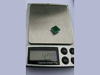 Smaragdgroene vierkantvorm-natuurlijk groen gewonnen -4,7 cts - afbeelding 2 van  5