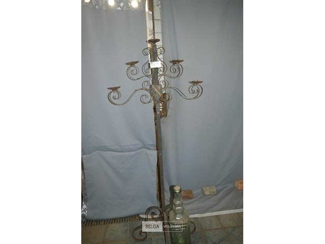 Smeedijzeren kandelaar en glazen fles - afbeelding 1 van  3