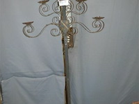 Smeedijzeren kandelaar en glazen fles - afbeelding 1 van  3