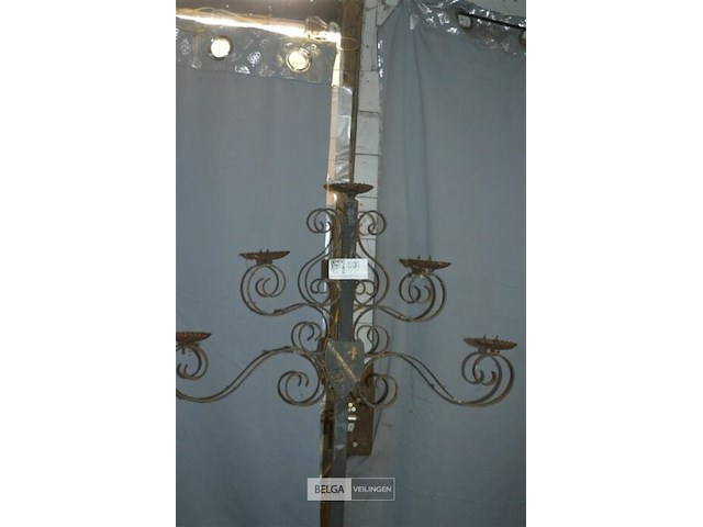 Smeedijzeren kandelaar en glazen fles - afbeelding 2 van  3