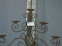 Smeedijzeren kandelaar en glazen fles - afbeelding 2 van  3