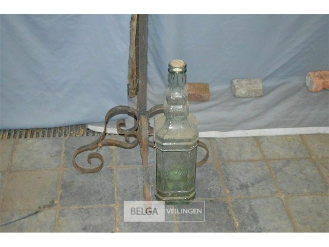 Smeedijzeren kandelaar en glazen fles - afbeelding 3 van  3