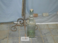 Smeedijzeren kandelaar en glazen fles - afbeelding 3 van  3