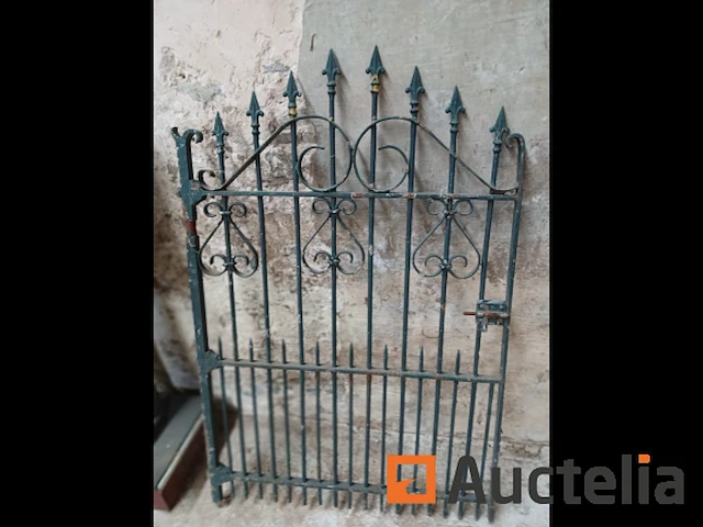 Smeedijzeren poort met slot - afbeelding 1 van  1