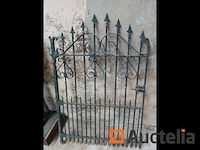 Smeedijzeren poort met slot - afbeelding 1 van  1