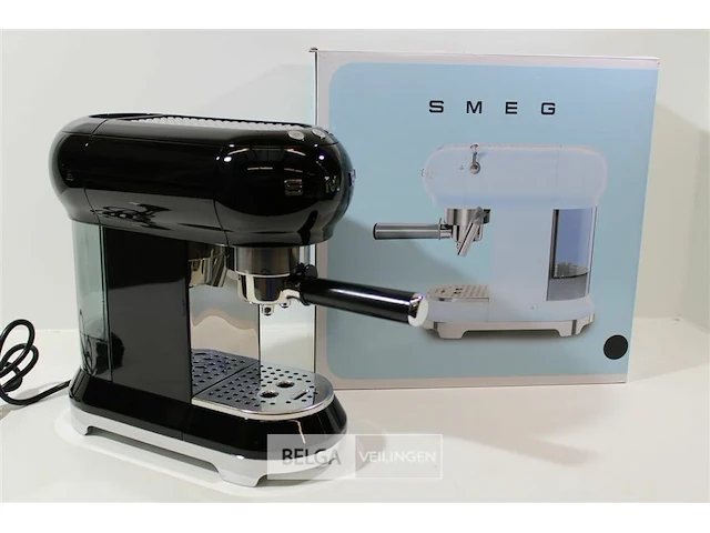 Smeg ecf01bleu black klassieke espresso - afbeelding 3 van  4
