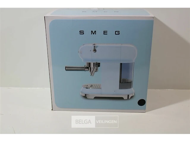 Smeg ecf01bleu black klassieke espresso - afbeelding 4 van  4