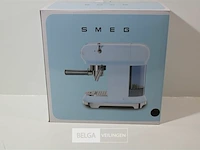 Smeg ecf01bleu black klassieke espresso - afbeelding 4 van  4