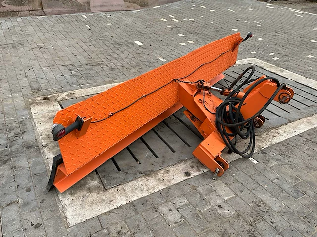 Sneeuwschuif hydraulisch verstelbaar. hulp bij laden voorzien - afbeelding 2 van  8