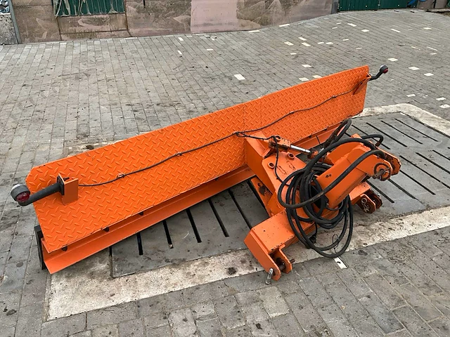 Sneeuwschuif hydraulisch verstelbaar. hulp bij laden voorzien - afbeelding 3 van  8