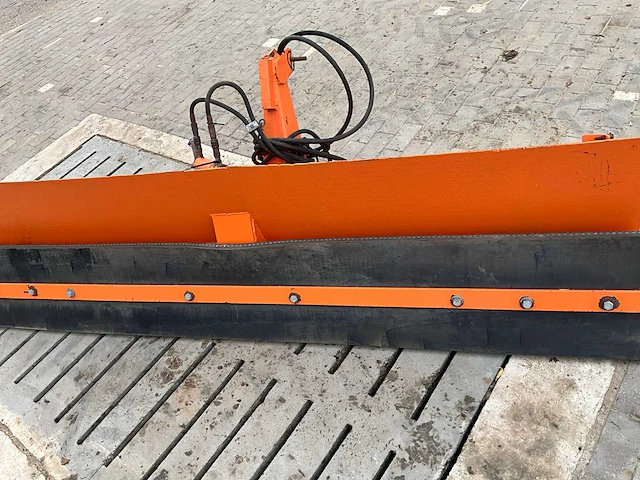Sneeuwschuif hydraulisch verstelbaar. hulp bij laden voorzien - afbeelding 7 van  8