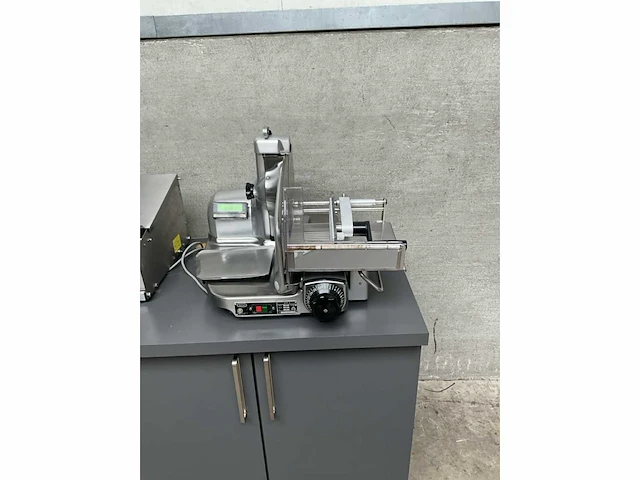 Snijmachine en sealmachine op werkkast - afbeelding 4 van  8