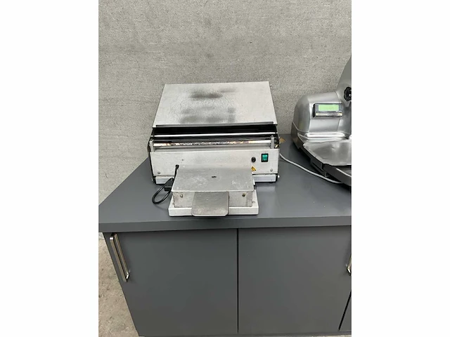 Snijmachine en sealmachine op werkkast - afbeelding 5 van  8