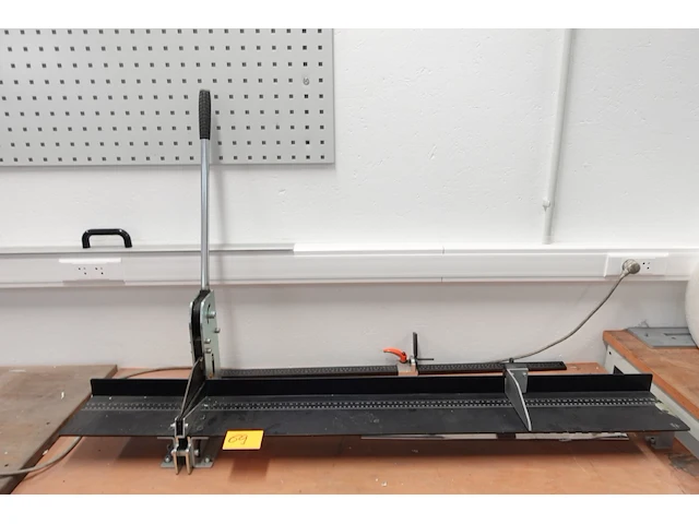 Snijmachine weidmuller + werkbank - afbeelding 1 van  5