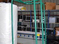 Snijtafel voor bubbelwrap, 2 rollen bubbelwrap, 2 vuilzakhouders, werkbank met metalen onderstel (215,224) - afbeelding 8 van  10