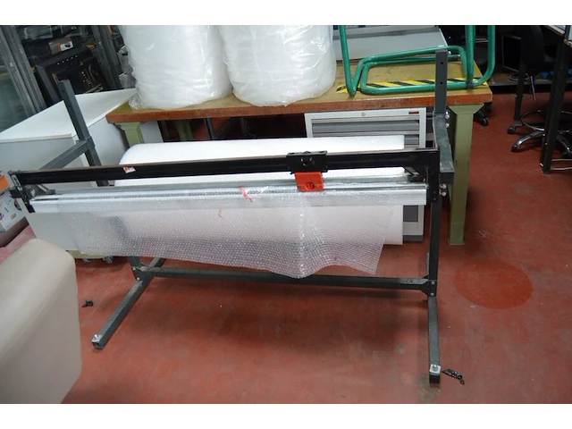 Snijtafel voor bubbelwrap, 2 rollen bubbelwrap, 2 vuilzakhouders, werkbank met metalen onderstel (215,224) - afbeelding 4 van  10