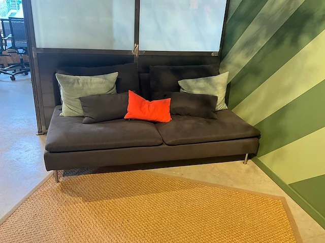 Sofa met kussens - afbeelding 2 van  3