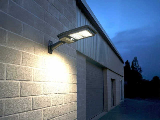 Solar 750lm led straatverlichting sensor en remote (2x) - afbeelding 1 van  7