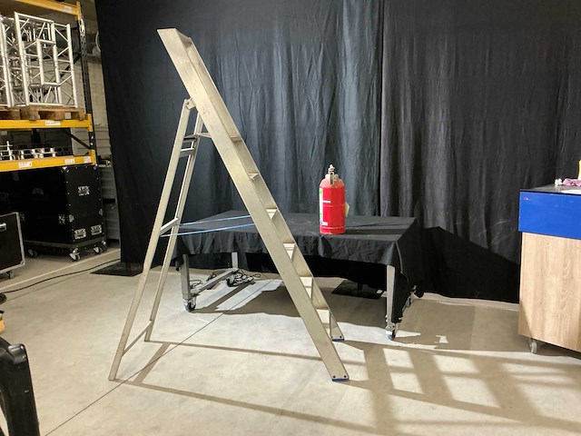 Solide aluminium ladder - afbeelding 1 van  3