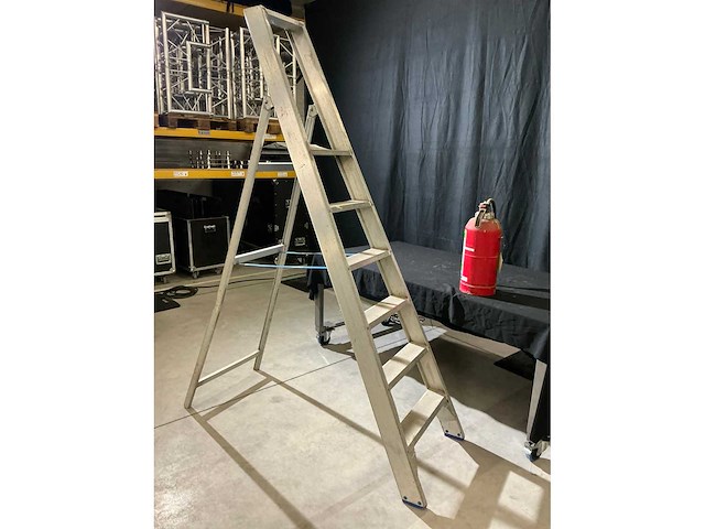 Solide aluminium ladder - afbeelding 2 van  3
