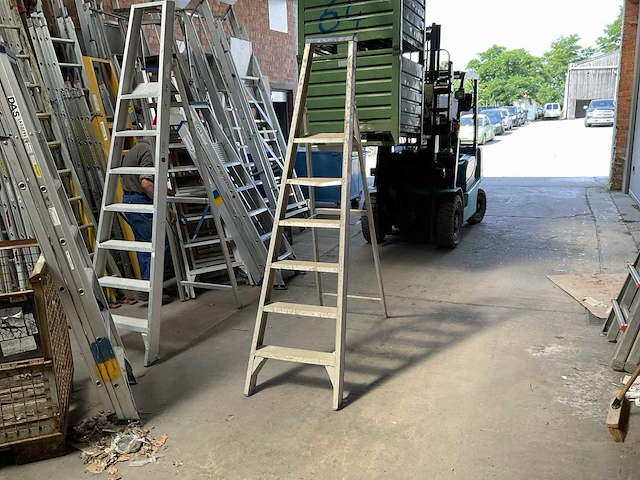 Solide aluminium trapladder - afbeelding 1 van  2