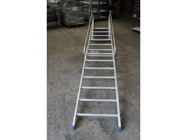 Solide verlengbare trapladder met platform / keldertrap - afbeelding 2 van  5