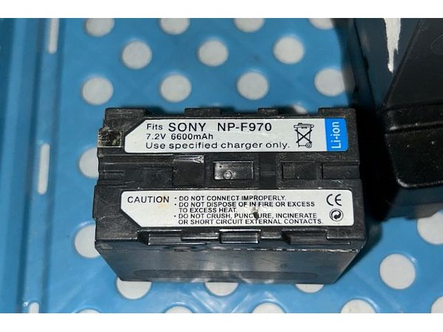 Sony oplaadstation + 2 batterijen - afbeelding 2 van  3