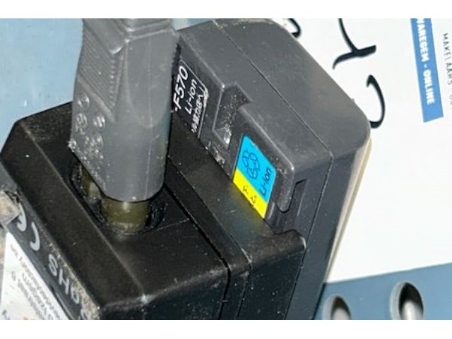 Sony oplaadstation + 2 batterijen - afbeelding 3 van  5