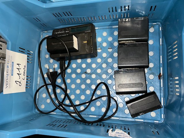 Sony oplaadstation + 5 batterijen - afbeelding 1 van  4