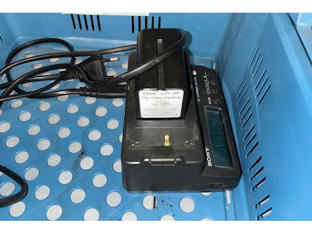 Sony oplaadstation + 5 batterijen - afbeelding 2 van  4