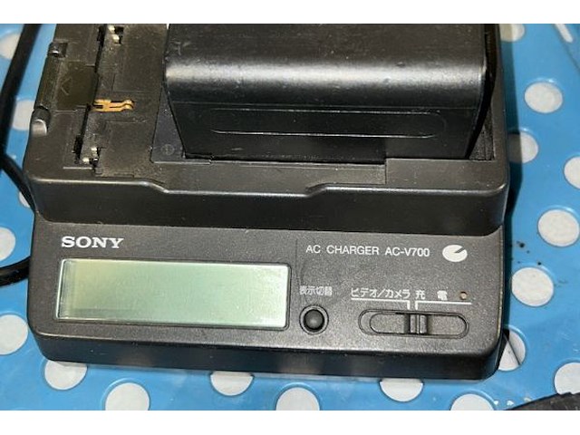 Sony oplaadstation + 5 batterijen - afbeelding 3 van  4