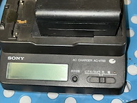 Sony oplaadstation + 5 batterijen - afbeelding 3 van  4