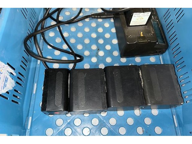 Sony oplaadstation + 5 batterijen - afbeelding 4 van  4