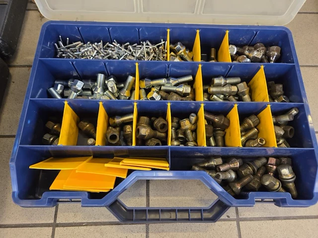 Sorteerbak inh div klinknagels, autowielbouten - afbeelding 1 van  4