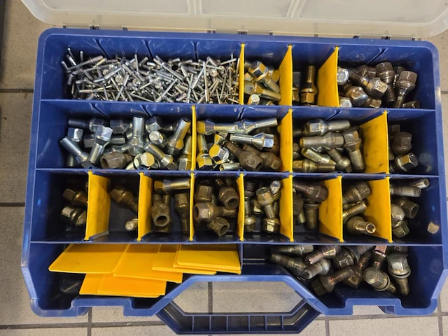 Sorteerbak inh div klinknagels, autowielbouten - afbeelding 2 van  4