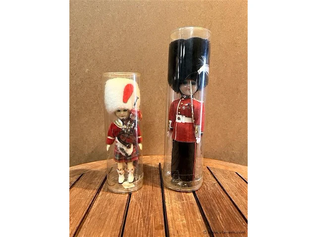 Souvenirpopjes engeland 2 stuks vintage - afbeelding 1 van  1