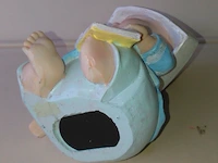 Spaarpot baby met hoed - afbeelding 8 van  9