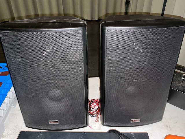 Speakers, versterker, walkie talkie, cd-speler en lichtspots - afbeelding 3 van  7