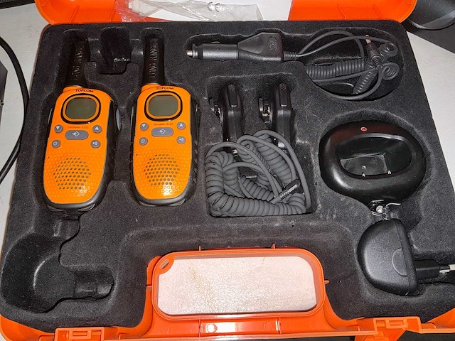 Speakers, versterker, walkie talkie, cd-speler en lichtspots - afbeelding 6 van  7