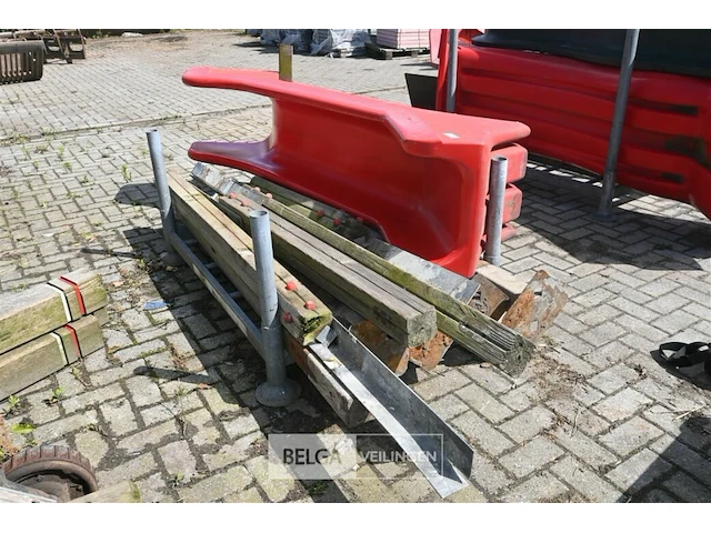 Speeltoestel met glijbaan - afbeelding 1 van  5
