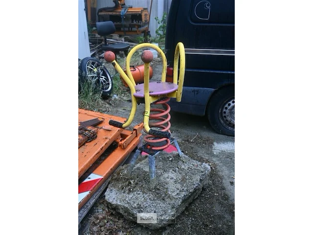 Speeltuig op betonblok - afbeelding 1 van  5