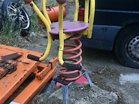 Speeltuig op betonblok - afbeelding 1 van  5
