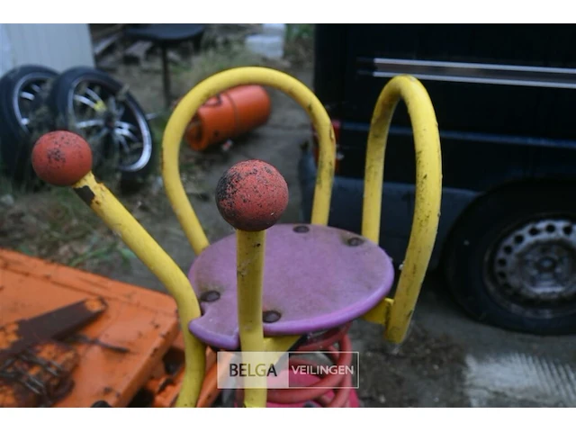 Speeltuig op betonblok - afbeelding 3 van  5
